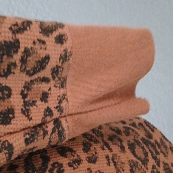Time and Tru leopard print long sleeve - Picture 4 of 9